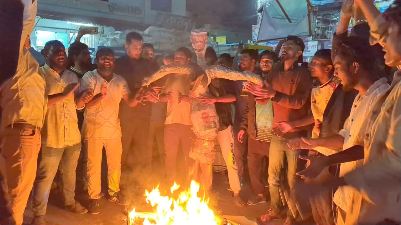 মুন্সীগঞ্জে মির্জা ফখরুলের কুশপুত্তলিকা পুরিয়ে বিক্ষোভ