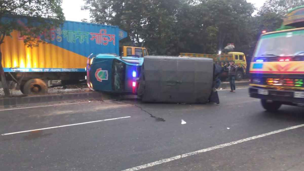 পুলিশের টহল গাড়িতে কাভার্ডভ্যানের ধাক্কা, সার্জেন্টসহ আহত ২