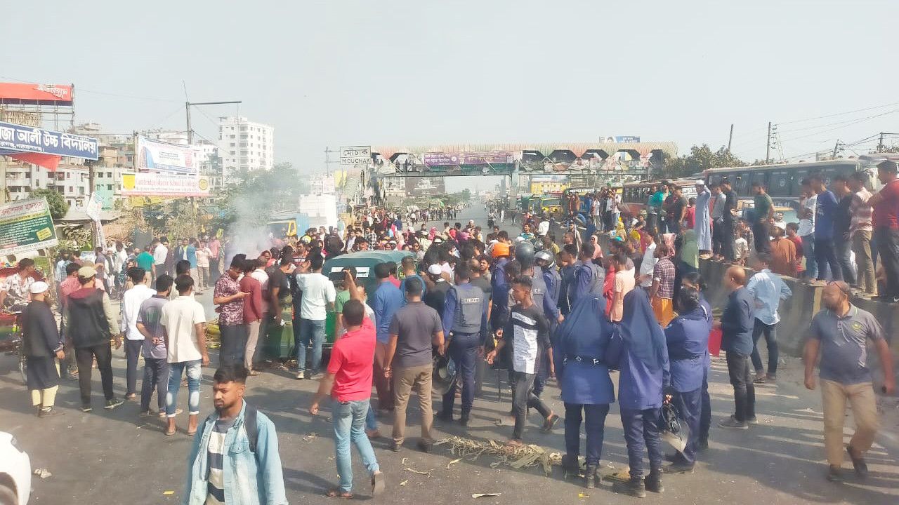 নারায়ণগঞ্জে গার্মেন্টস বন্ধের প্রতিবাদে ঢাকা-চট্টগ্রাম মহাসড়ক অবরোধ, ৪ কিলোমিটার যানজট
