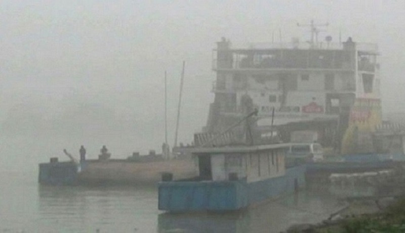 ঘন কুয়াশায় দৌলতদিয়া-পাটুরিয়া নৌরুটে ফেরি চলাচল বন্ধ ঘোষণা