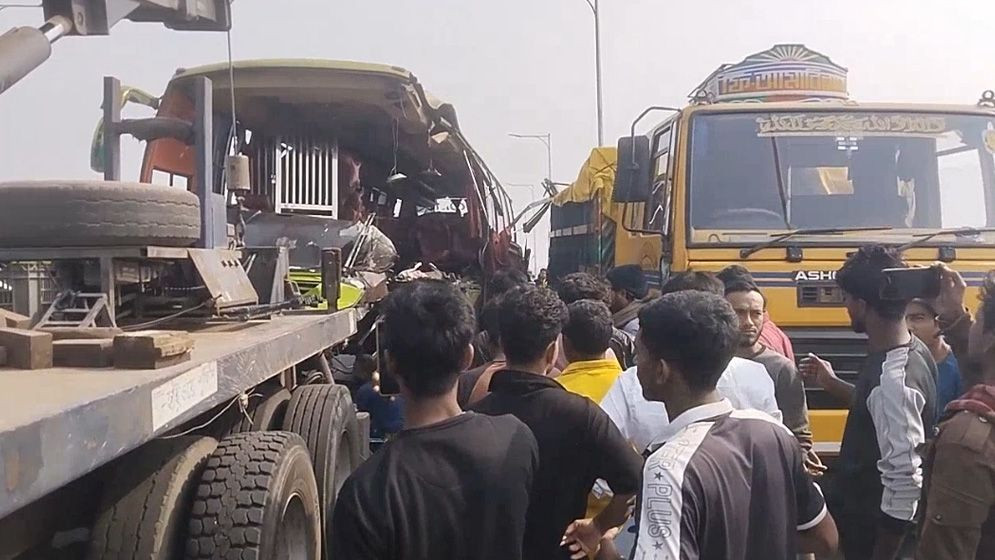 মাদারীপুরের শিবচরে বাস-ট্রাক সংঘর্ষ, নিহত ৩