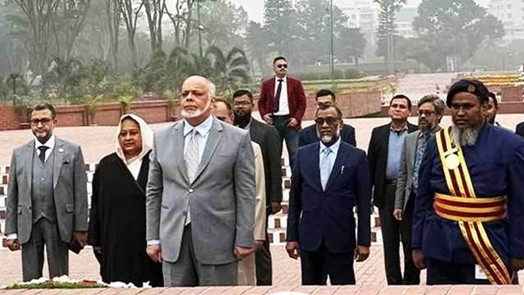 জাতীয় স্মৃতিসৌধে নতুন প্রধান বিচারপতির শ্রদ্ধা