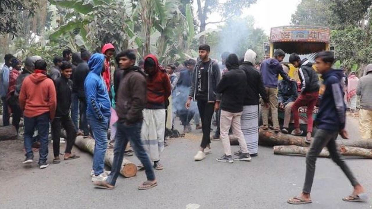 পাবনায় গরু চুরির প্রতিবাদে রাস্তা অবরোধ করে এলাকাবাসীর বিক্ষোভ