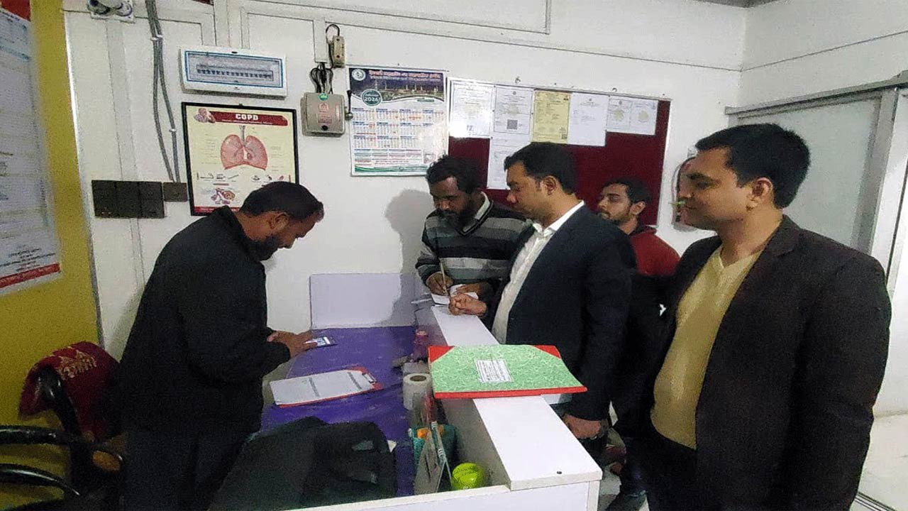 দিনাজপুরের ঘোড়াঘাটে ভুয়া চিকিৎসক ও অবৈধ ক্লিনিকের বিরুদ্ধে প্রশাসনের অভিযান