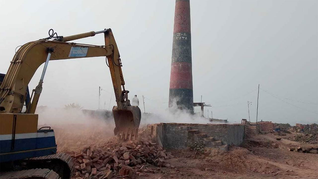 চাঁপাইনবাবগঞ্জে ৯টি ইটভাটা ধ্বংস করে কার্যক্রম বন্ধ, ৩২ লাখ টাকা অর্থদণ্ড