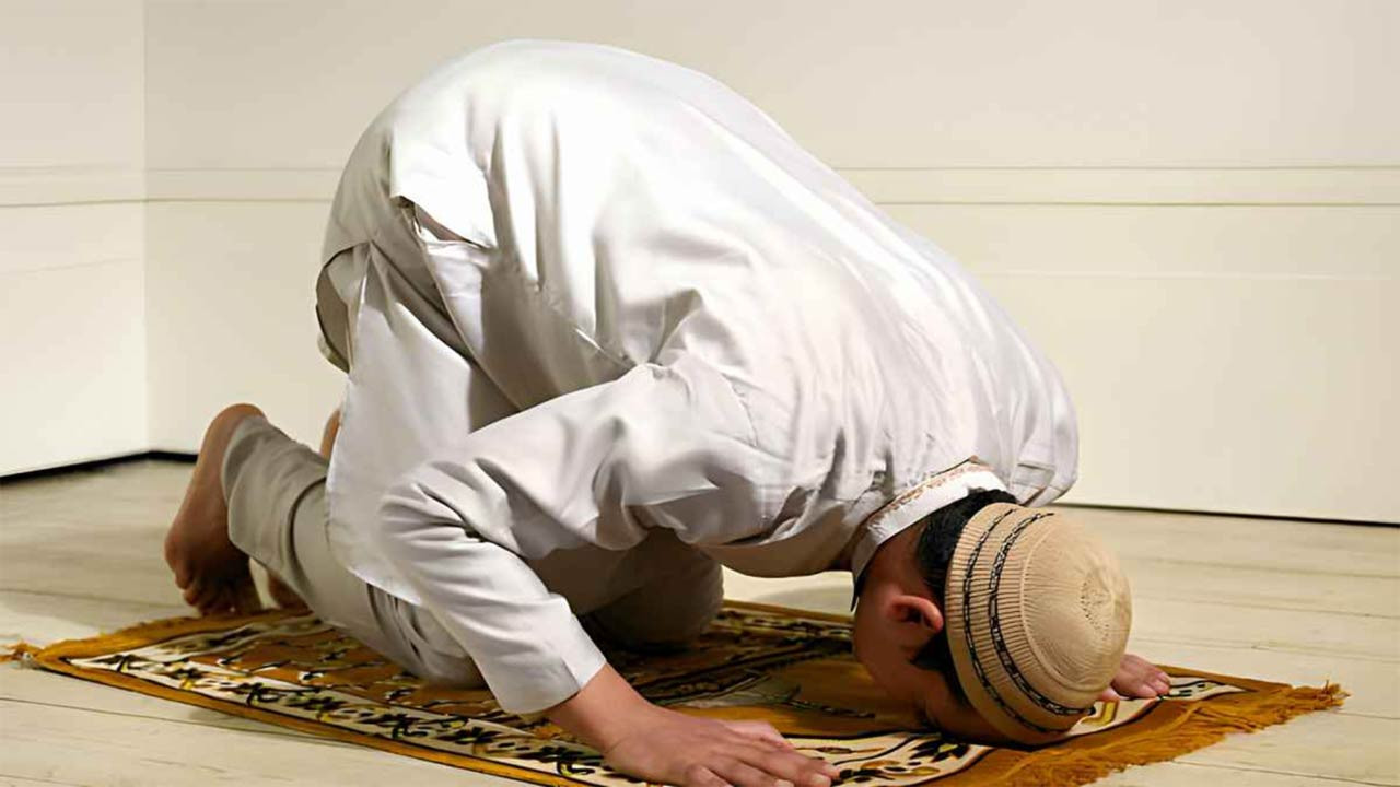 নামাজরত ব্যক্তির সামনে দিয়ে যাওয়ার বিধান