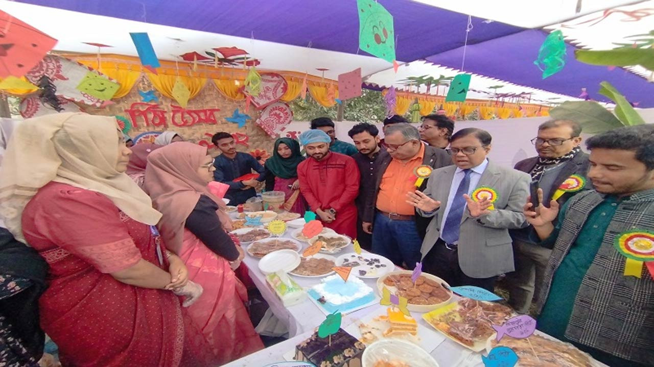 চাঁপাইনবাবগঞ্জে এক্সিম ব্যাংক কৃষি বিশ্ববিদ্যালয়ের আয়োজনে পিঠা উৎসব 