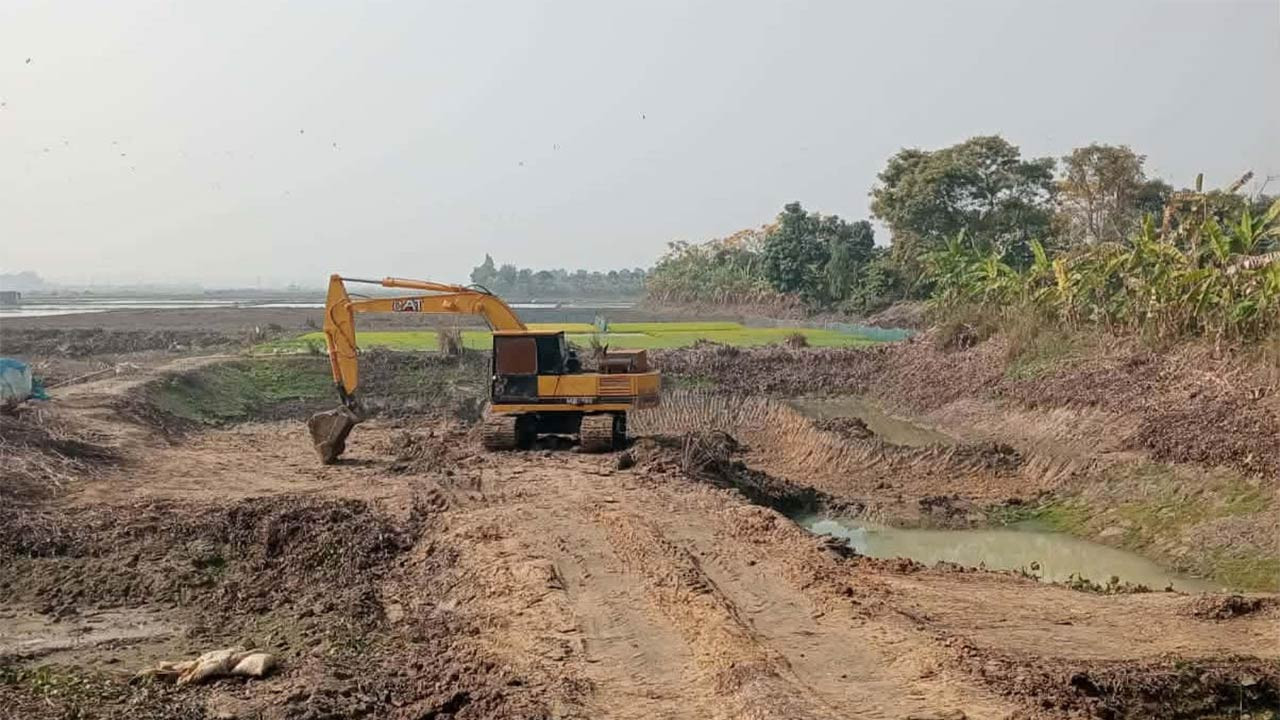 নওগাঁর আত্রাইয়ে ফসলি জমি থেকে রাতে মাটি কাটার হিড়িক