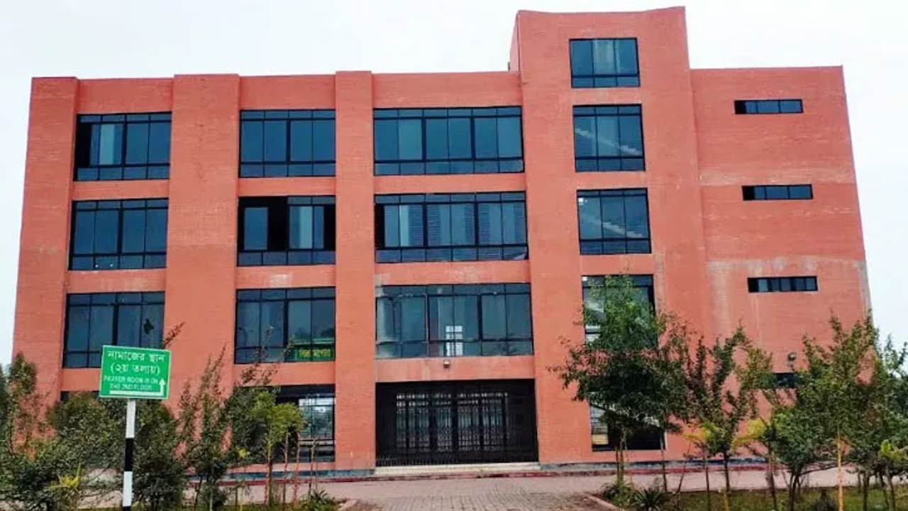 সিরাজগঞ্জে ট্রাকচালকদের বিশ্রামাগার মাদকসেবীদের আড্ডাখানায় পরিণত