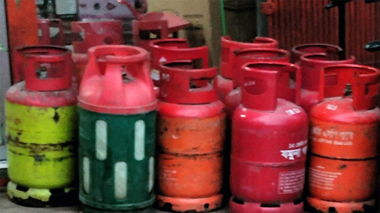 রাজশাহীতে বাড়তি দামেও মিলছে না গ্যাস সিলিন্ডার