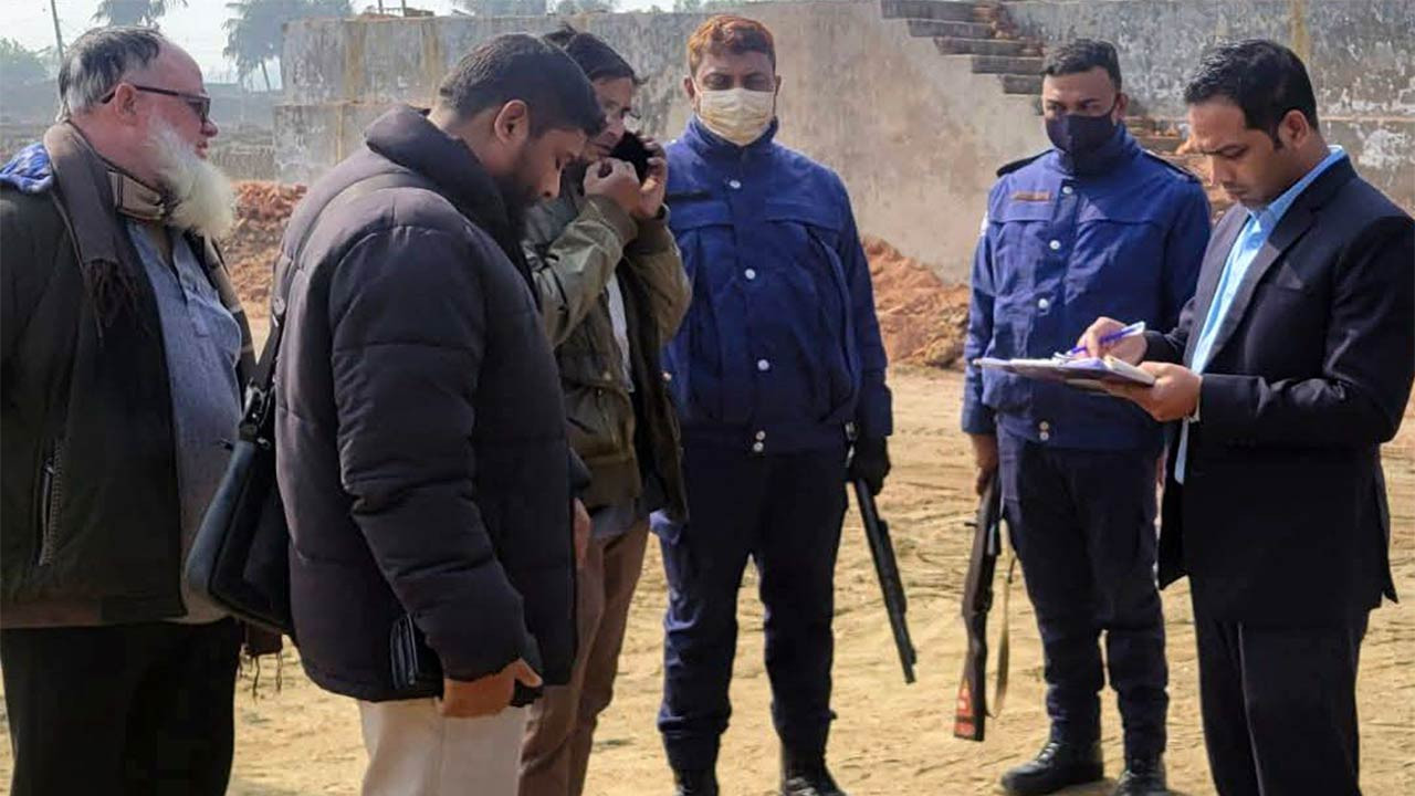 বগুড়ার দুপচাঁচিয়ায় ফসলি জমি থেকে মাটি কাটার অভিযোগে জরিমানা