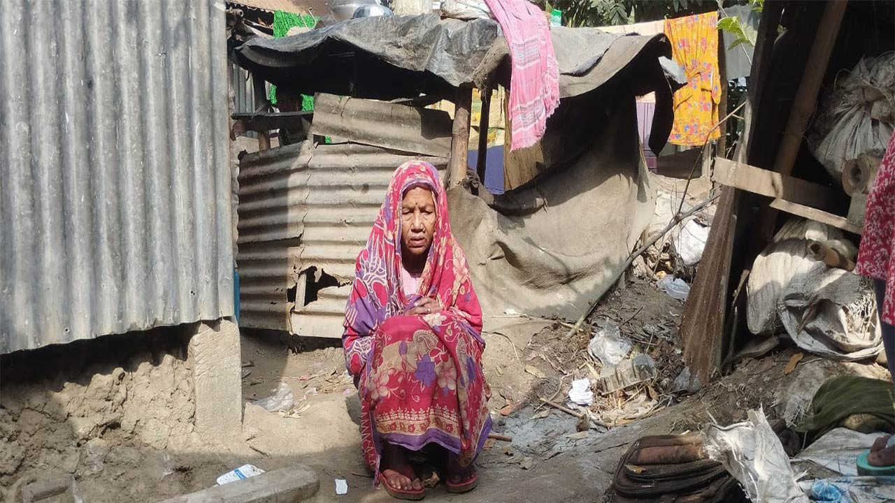 পাবনার বেড়ায় বাঁধে আশ্রিতদের রাত কাটে রোদের অপেক্ষায়