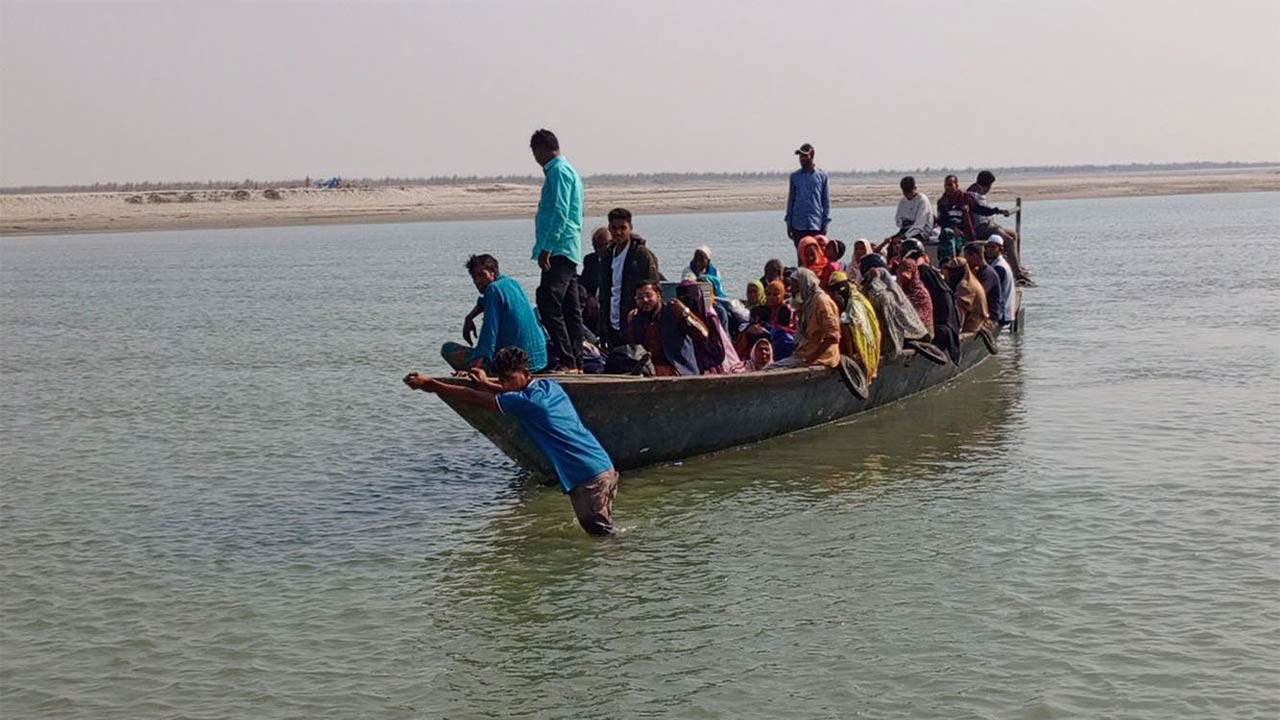 বগুড়ার সারিয়াকান্দি যমুনা নদীতে নাব্য সংকটে বেশক’টি নৌরুট বন্ধ