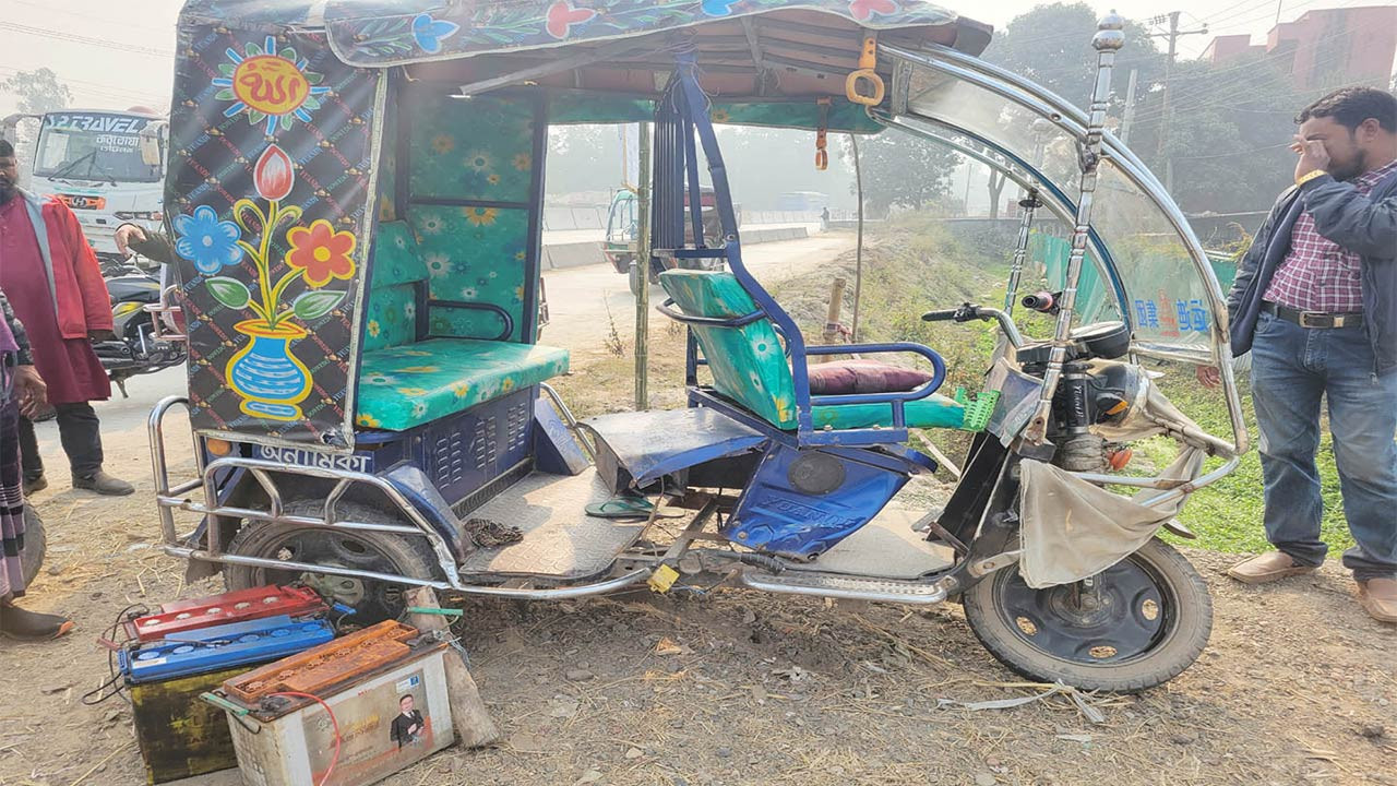 বগুড়ার শেরপুরে বাসের ধাক্কায় অটোচালকসহ ২ জন গুরুতর আহত