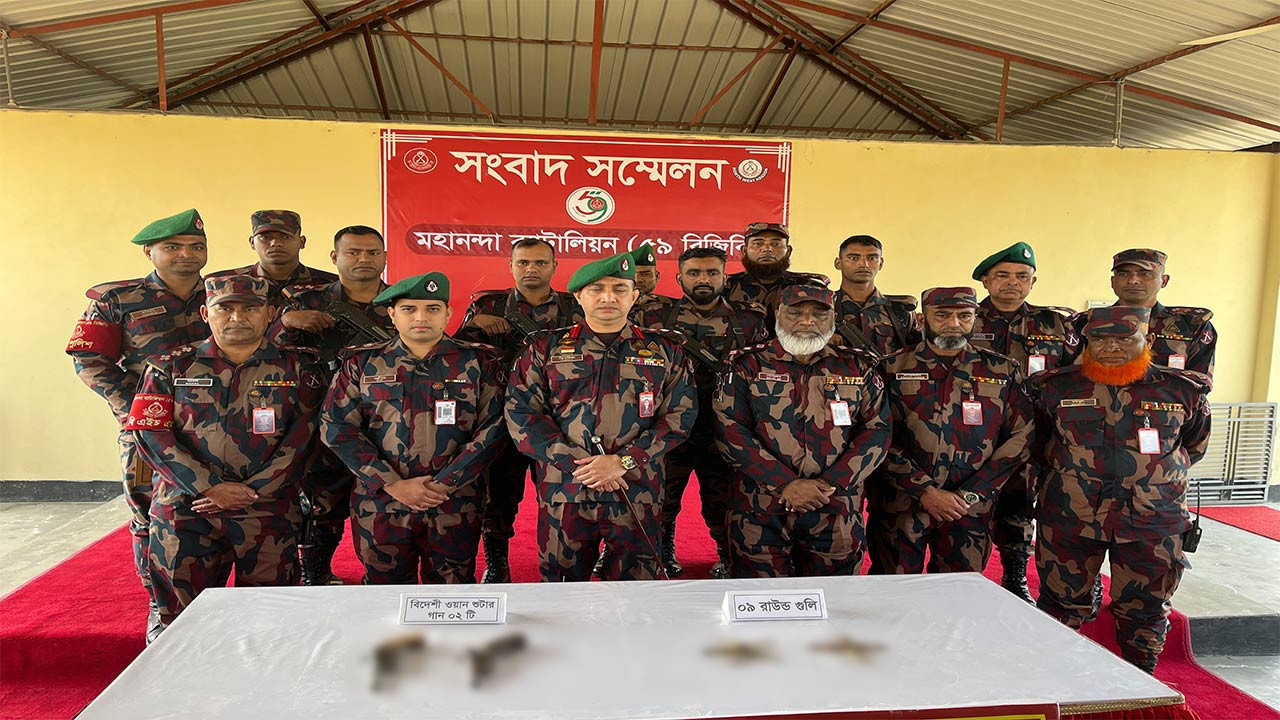 চাঁপাইনবাবগঞ্জ সীমান্তে দুইটি বিদেশি ওয়ানশ্যুটারগান ও ৯ রাউন্ড গুলি উদ্ধার 