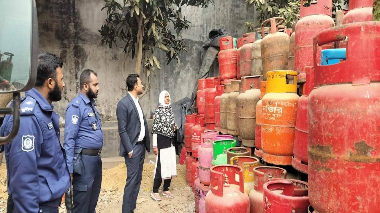 বগুড়ায় সিলিন্ডার গ্যাসের মূল্য বৃদ্ধি নিয়ন্ত্রণে ভোক্তা অধিকারের অভিযান