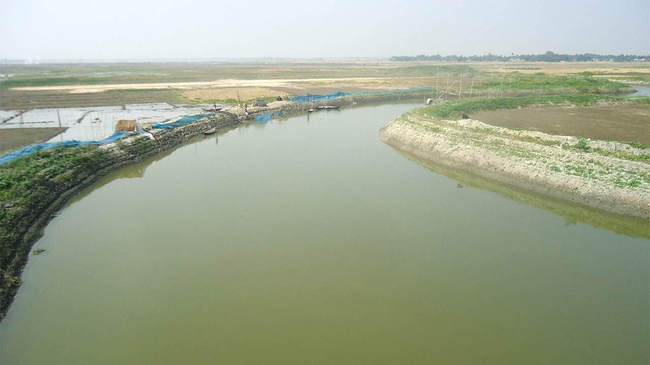 পাবনার সুজানগরে ২০টি বিল পানি শূন্য বাজারে তীব্র মাছ সংকট