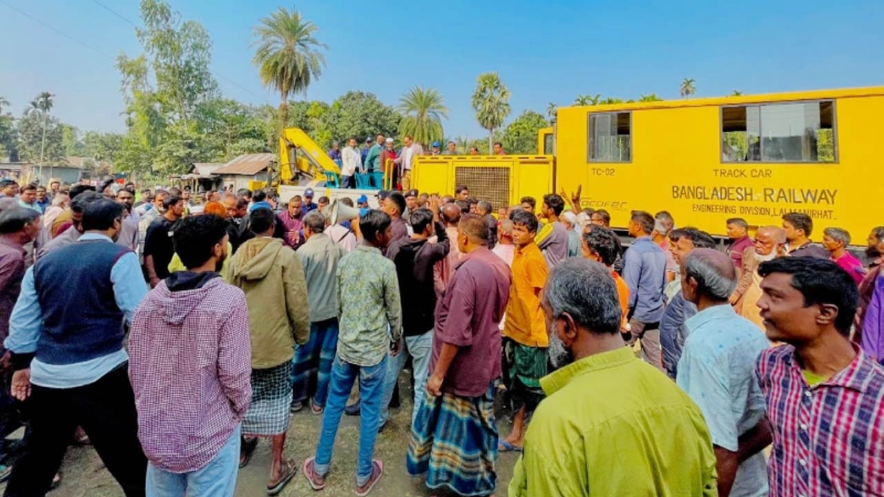 এ বছরই রাজারহাট রেলস্টেশন প্লাটফর্ম নির্মাণসহ বিভিন্ন উন্নয়ন কাজ করা হবে : রাজারহাটে রেলওয়ে মহাপরিচালক 