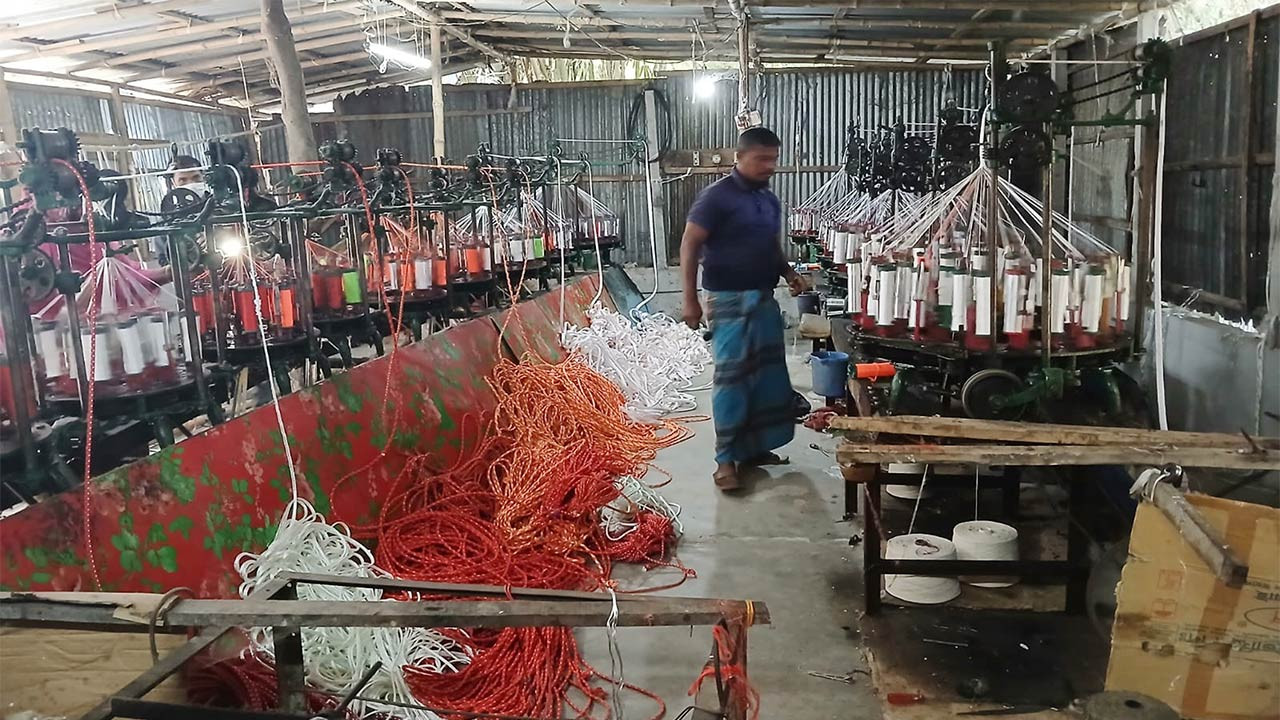 কুড়িগ্রামের উলিপুরে রশি তৈরির কারখানা সাড়া ফেলেছে এলাকায়