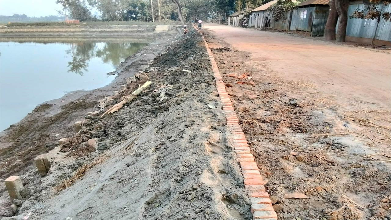 বগুড়ার সোনাতলার ভেলুরপাড়া-সোনাকানিয়া সড়কে সিসি ব্লক ব্যবহার না করায় ধসে যাওয়ার শঙ্কা