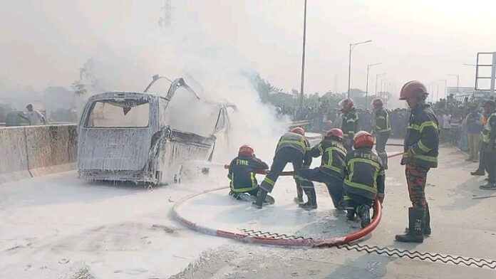 ঢাকা-মাওয়া এক্সপ্রেসওয়েতে চলন্ত অ্যাম্বুলেন্সে আগুন