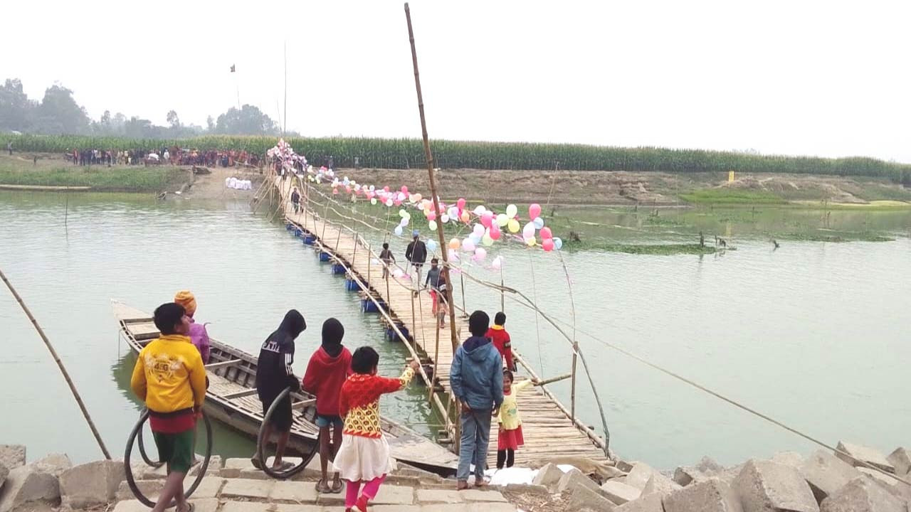 বগুড়ার সোনাতলায় বাঙালি নদীতে ড্রাম ও বাঁশ দিয়ে সাঁকো নির্মাণ