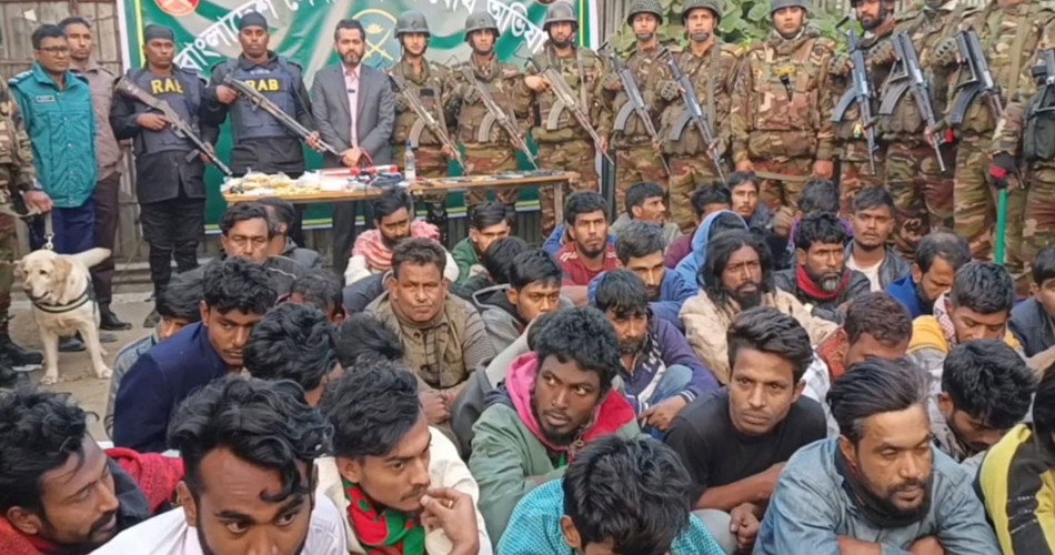 টঙ্গীর দুই বস্তিতে অভিযান, অস্ত্র ও মাদকসহ গ্রেপ্তার ৩৫