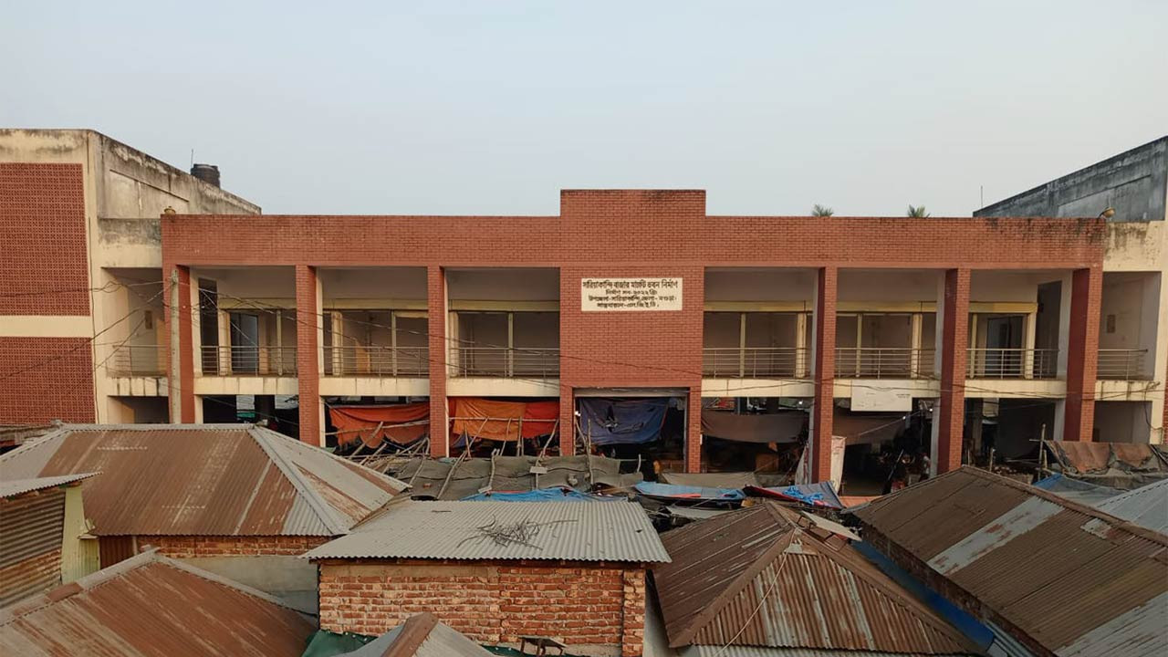 বগুড়ার সারিয়াকান্দি হাটের জৌলুশ নেই, কোটি টাকার কৃষি ফসল বিক্রি হয় অন্য হাটে