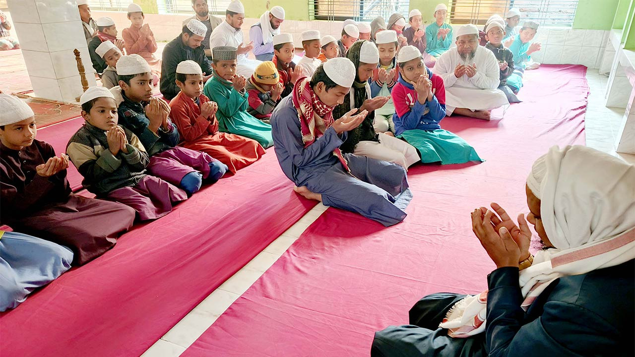 বিভিন্ন স্থানে বেগম খালেদা জিয়ার আত্মার মাগফেরাত কামনায় দোয়া ও প্রার্থনা