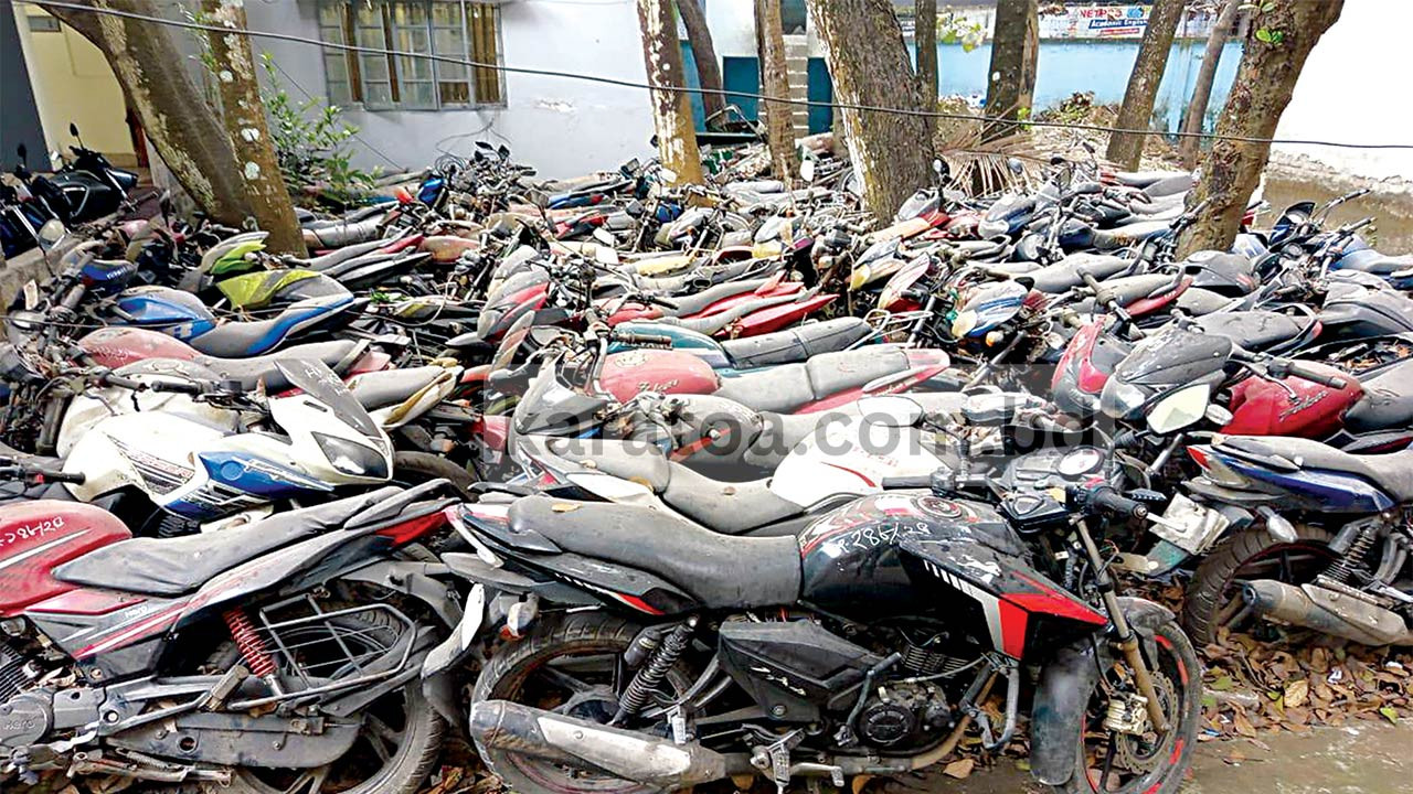 বগুড়ায় পড়ে থেকে নষ্ট হচ্ছে জব্দ করা চার শতাধিক মোটরসাইকেল