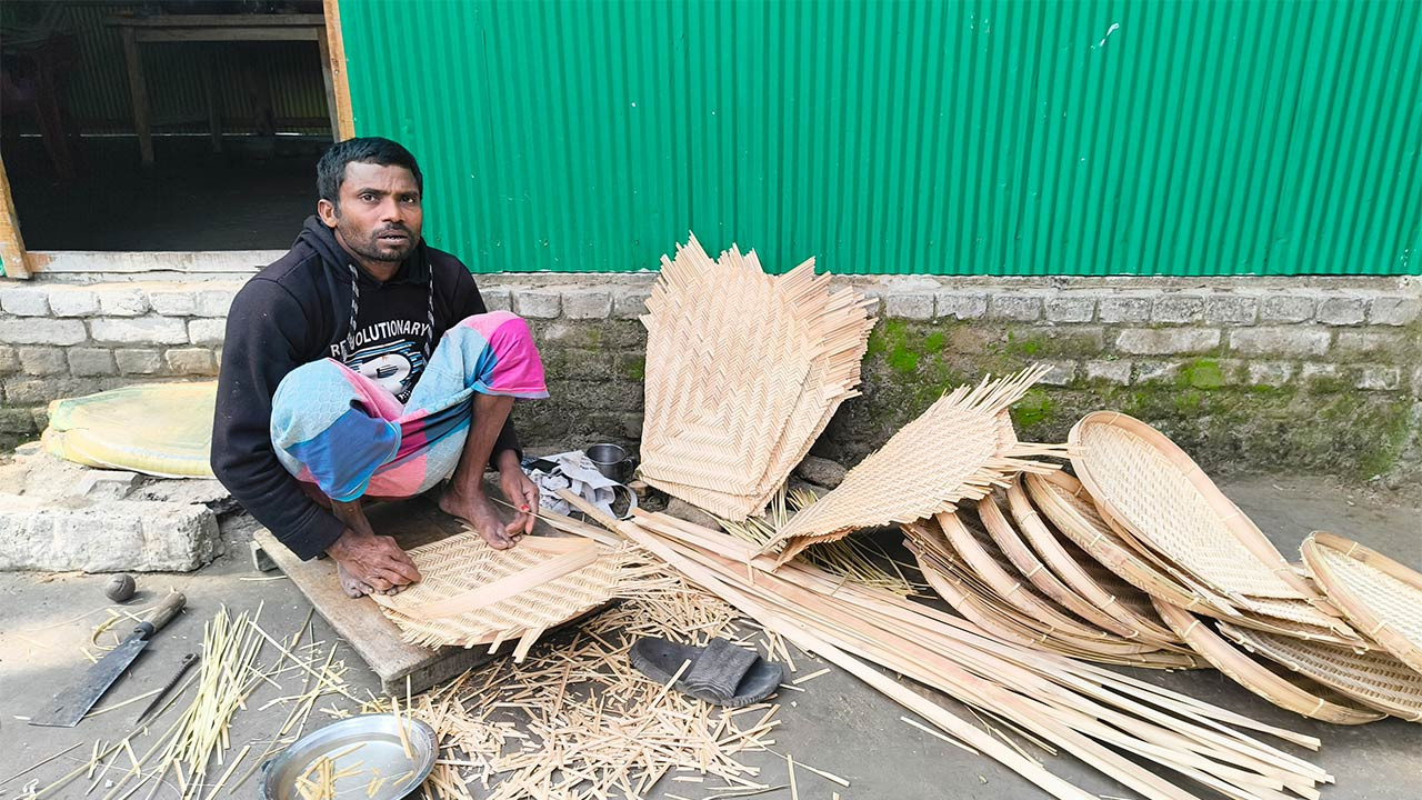 গাইবান্ধার সুন্দরগঞ্জে শত বছরের বাঁশশিল্প বিলুপ্তির পথে