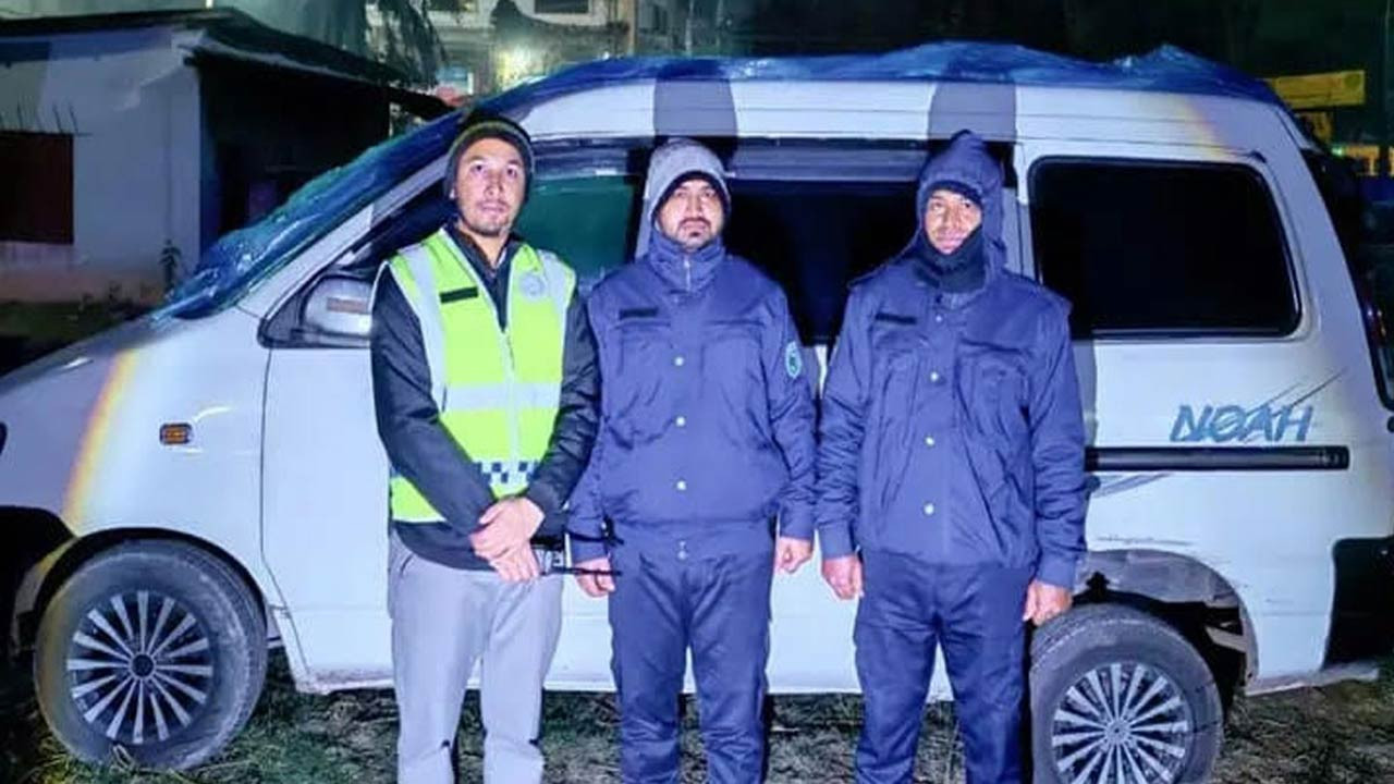 গাইবান্ধার গোবিন্দগঞ্জে চুরি হওয়া মাইক্রোবাস উদ্ধার