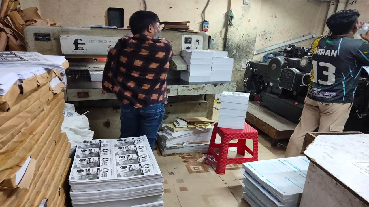 প্রার্থীদের পোস্টার ছাপানোয় নিষেধাজ্ঞা, ছাপাখানাগুলোতে নেই ব্যস্ততা