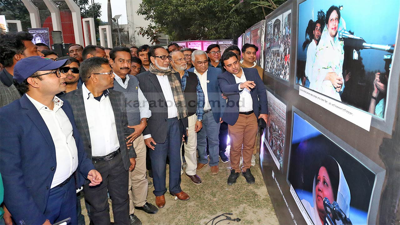 বগুড়ায় বেগম খালেদা জিয়ার কর্মময় জীবন ও সংগ্রামের ছবির প্রদর্শনীতে দর্শনার্থীদের ভিড়