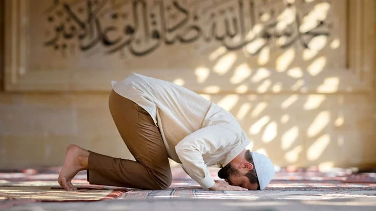 সিজদা থেকে ওঠার সময় হাতে ভর দেওয়া যাবে?