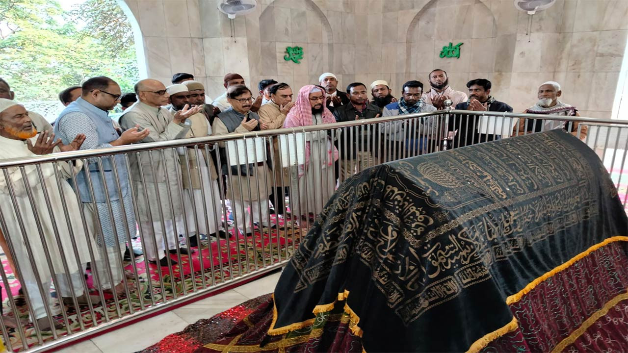 বগুড়ার মাহাস্থানে মাজার জিয়ারত করে মান্না’র নির্বাচনী প্রচারণা শুরু