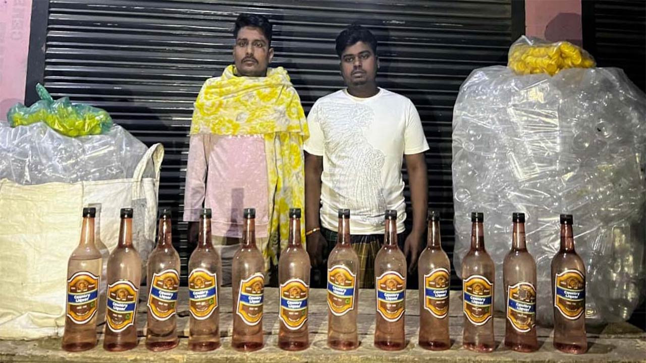 বগুড়ার শেরপুরে সেনাবাহিনীর অভিযানে মদসহ ২ কারবারি গ্রেফতার