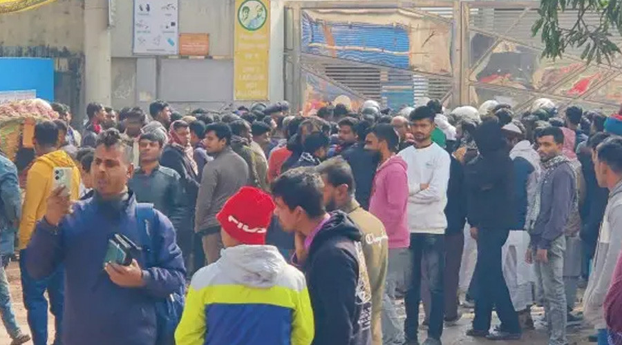 গাজীপুরে বকেয়া বেতনের দাবিতে শ্রমিকদের বিক্ষোভে পুলিশের টিয়ারশেল