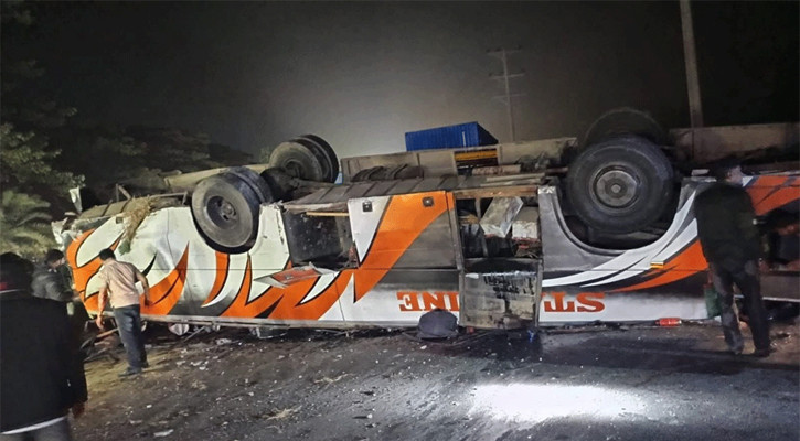 কুমিল্লায় মহাসড়কে যাত্রীবাহী বাস উল্টে নিহত ২, আহত ১৫