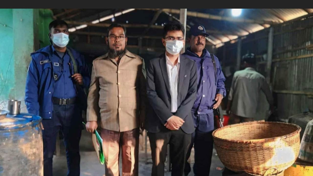 বগুড়ার নন্দীগ্রামে ভ্রাম্যমাণ আদালতে তিশা বেকারিকে ২০ হাজার টাকা জরিমানা