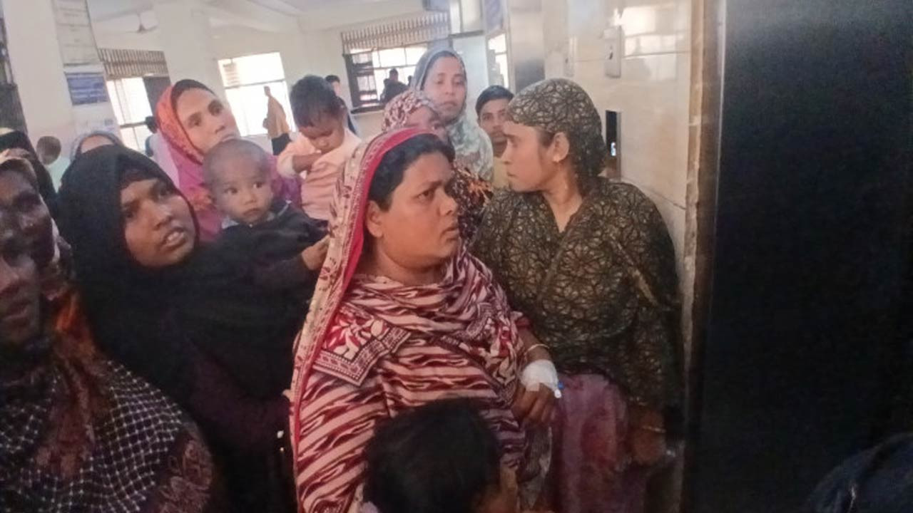 ঠাকুরগাঁও হাসপাতালে লিফট বন্ধ ১২ দিন : কাঁধে রোগী বহন