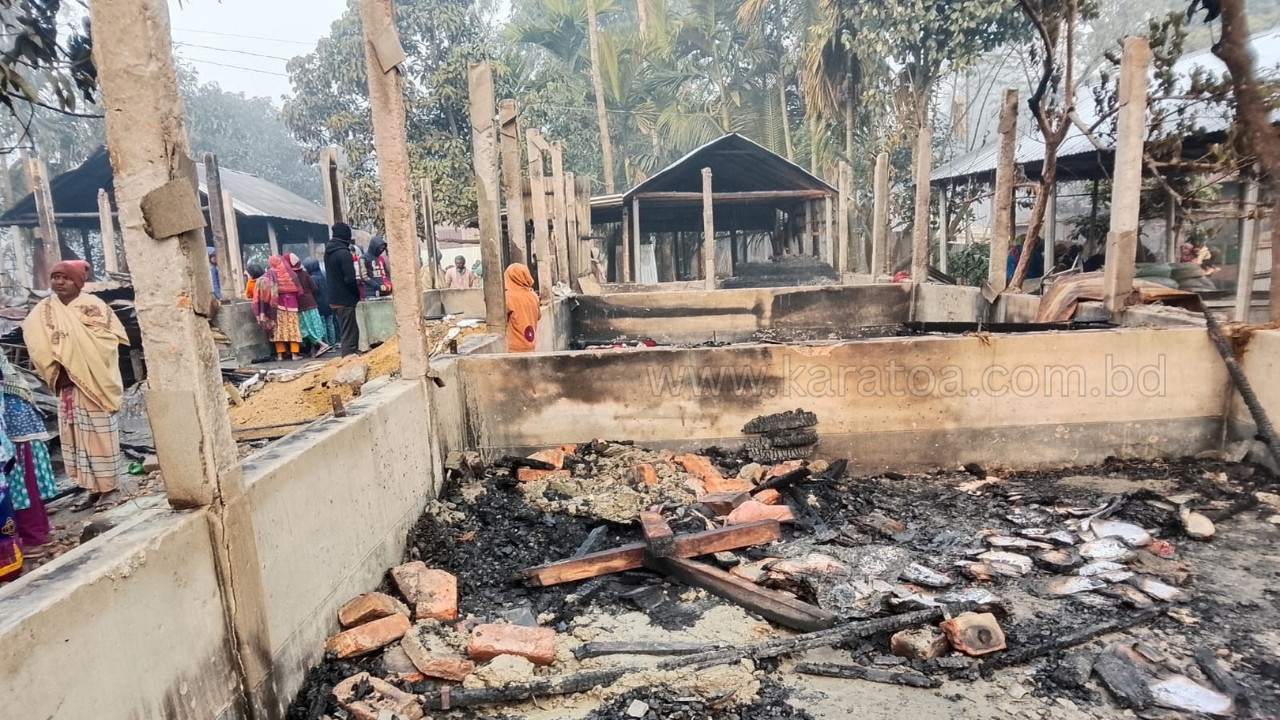 কুড়িগ্রামের রাজারহাটে আগুনে পাঁচ পরিবারের ১২ ঘর পুড়ে ছাই