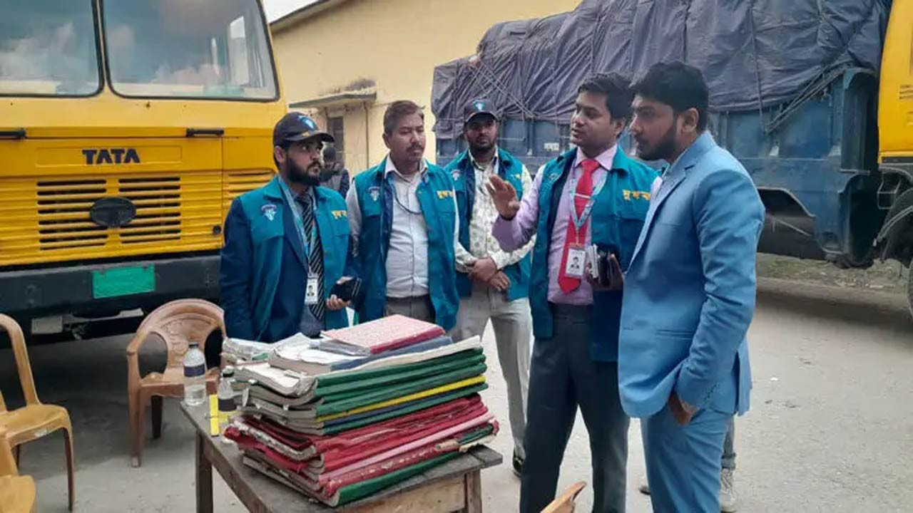 কুড়িগ্রামে খাদ্য গুদামে দুদকের অভিযান, গোডাউন সিলগালা