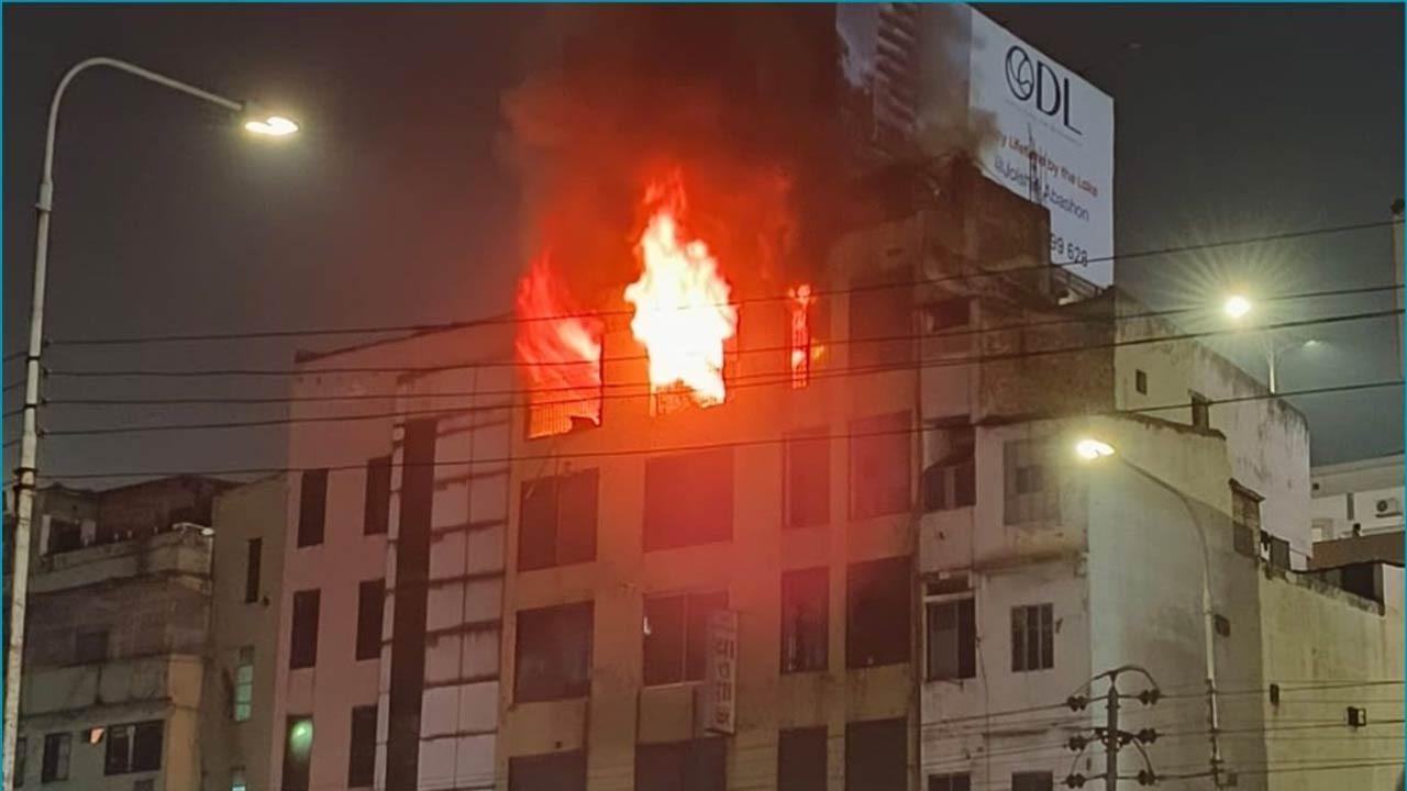 রাজধানীর বনানীতে পাঁচতলা ভবনে অগ্নিকাণ্ড