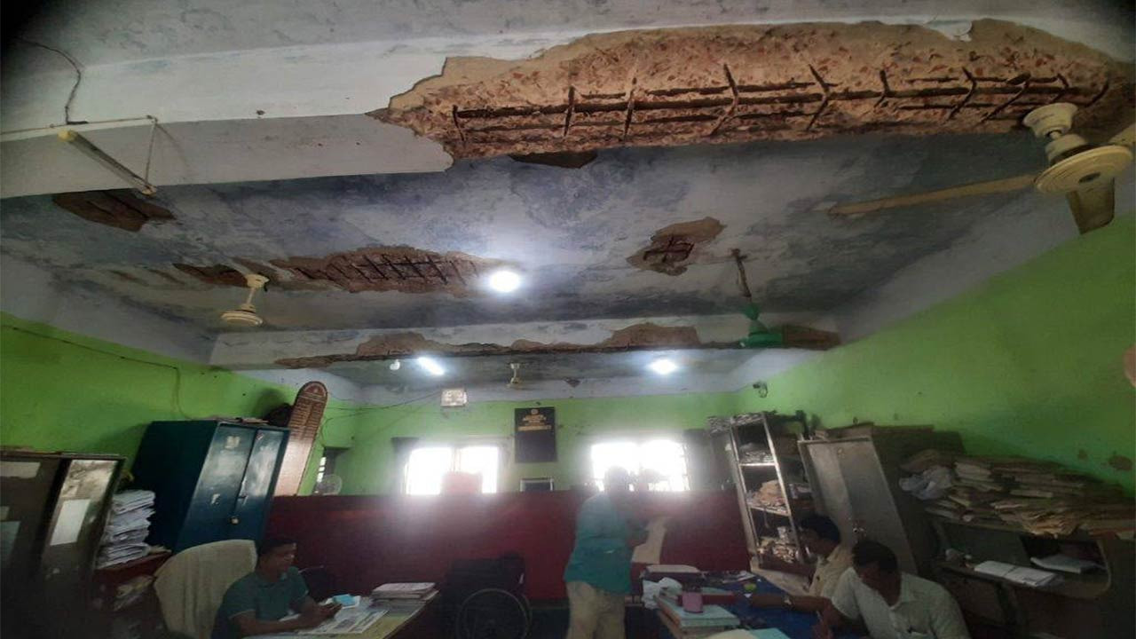 পাবনার ভাঙ্গুড়ায় ঝুঁকিপূর্ণ ভবনে চলছে সাব-রেজিস্ট্রার অফিসের কার্যক্রম