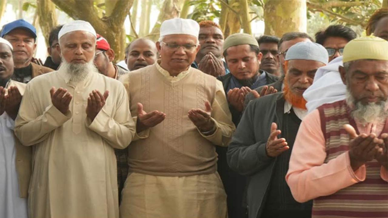 দিনাজপুরের নবাবগঞ্জে সাবেক এমপির কবর জিয়ারত করলেন বিএনপি প্রার্থী ডা. জাহিদ