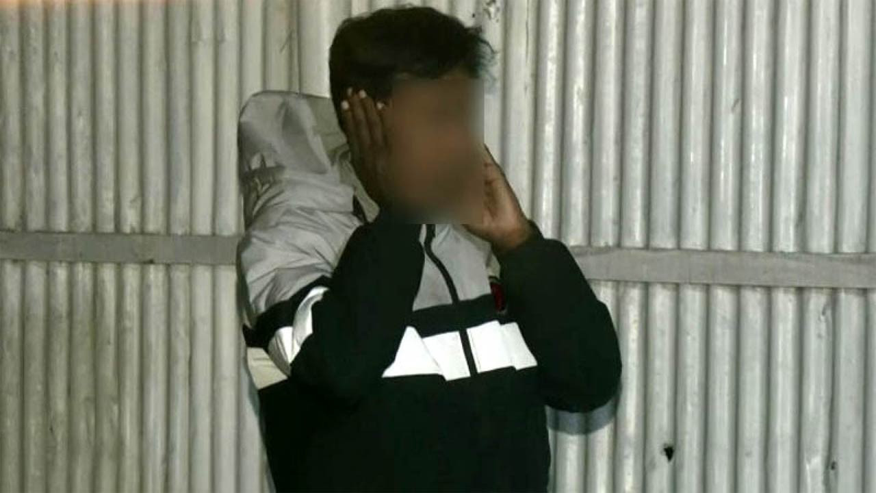 রাজশাহীতে দুর্ঘটনায় তিনজন নিহত, পুলিশের এসআইকে কান ধরিয়ে রাখালেন জনতা 