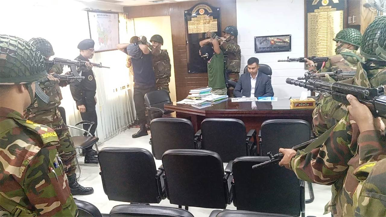 জয়পুরহাটে যৌথবাহিনীর মহড়া অনুষ্ঠিত