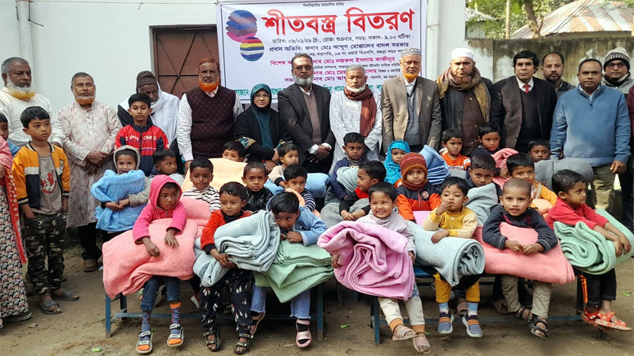 বগুড়ার শাজাহানপুরে কনকনে শীতে কম্বল পেয়ে খুশি শিশু শিক্ষার্থীরা