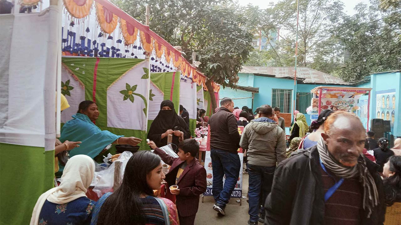 রংপুরে পিঠা উৎসবে ক্রেতাদের ভিড়